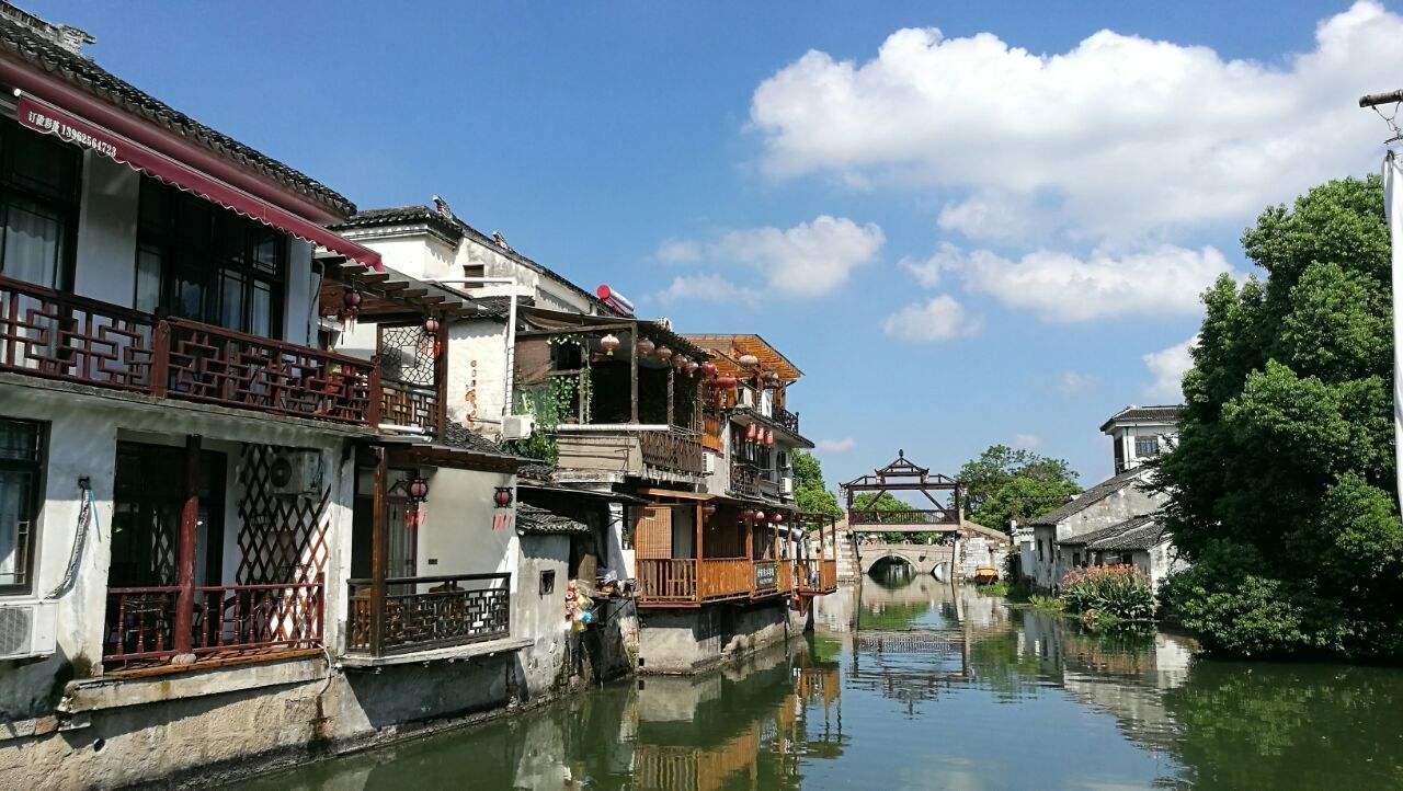 本人小个子多肉怎么在不遮肉的情况下穿搭更显瘦呢？